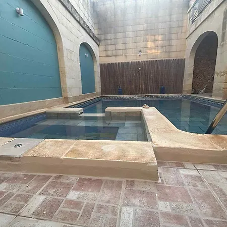 Rum i privatbostad House Of Character - With A Pool View Għarb