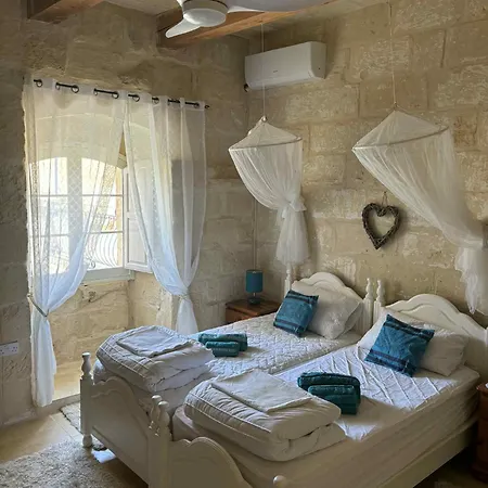 Quarto em Acomodações Particulares House Of Character - With A Pool View Għarb