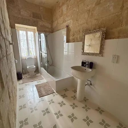 בית אירוח House Of Character - With A Pool View