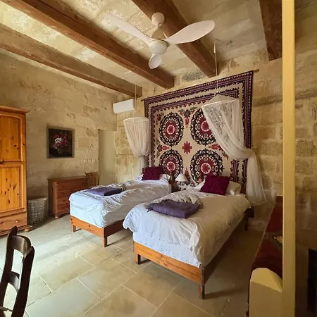 House Of Character - With A Pool View Gazde/Camere de închiriat Għarb