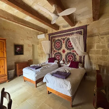 Quarto em Acomodações Particulares House Of Character - With A Pool View Għarb