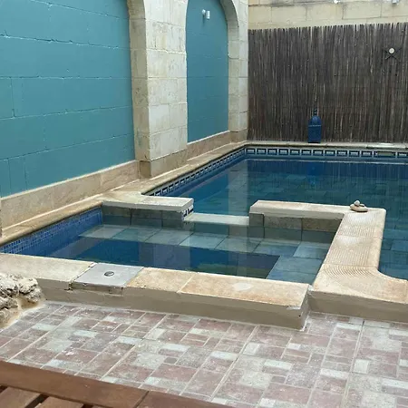 House Of Character - With A Pool View בית אירוח